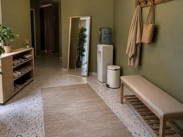 Bekleme alanı: bank, ayna, su sebili ve askılar — Cağaloğlu, Masaj Salonun